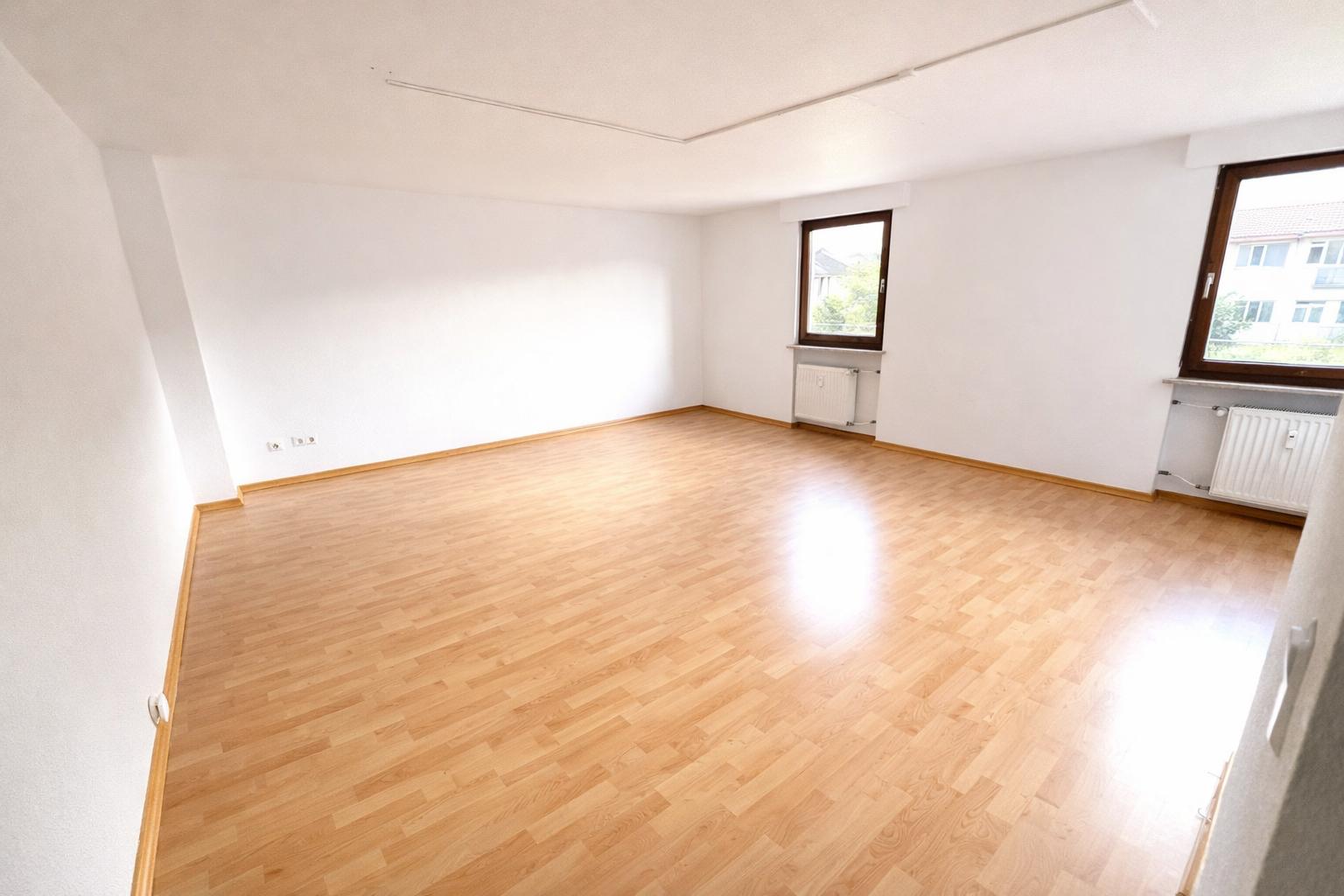 Leeres Zimmer mit Eichenlaminatboden