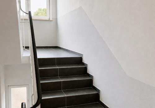Moderne Treppe mit Tageslicht