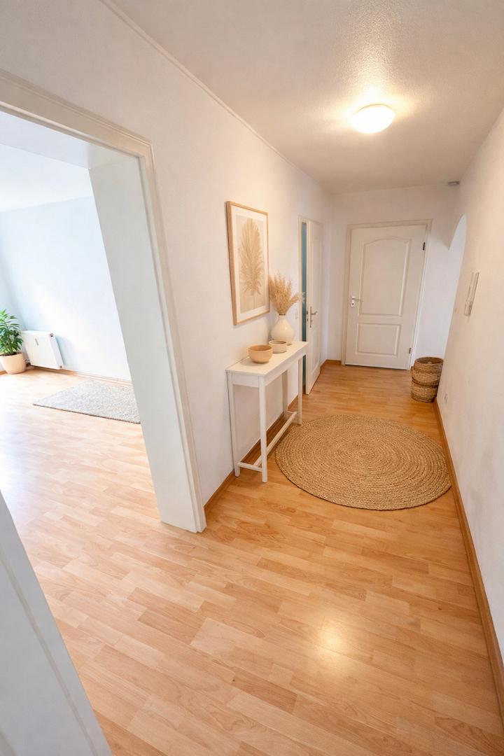 Heller Flur mit natürlichen Akzenten
