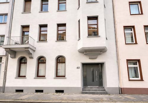 Helles Wohngebäude an ruhiger Straße