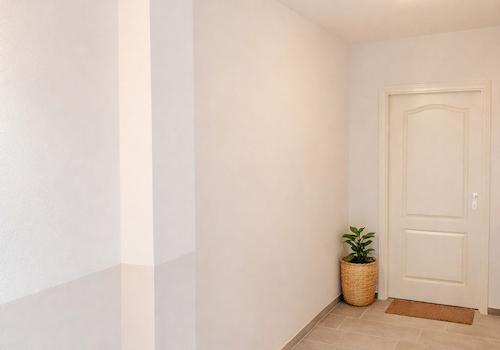 Heller Flur mit weißem Türrahmen