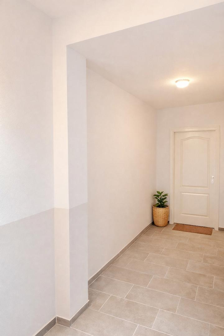 Heller Flur mit weißem Türrahmen