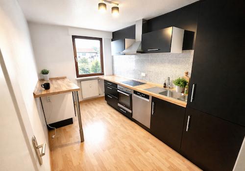 Moderne Küche mit Holzdetails und Edelstahl