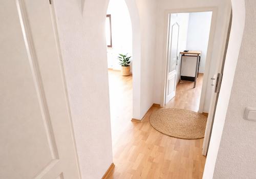 Heller, moderner Flur mit Bögen