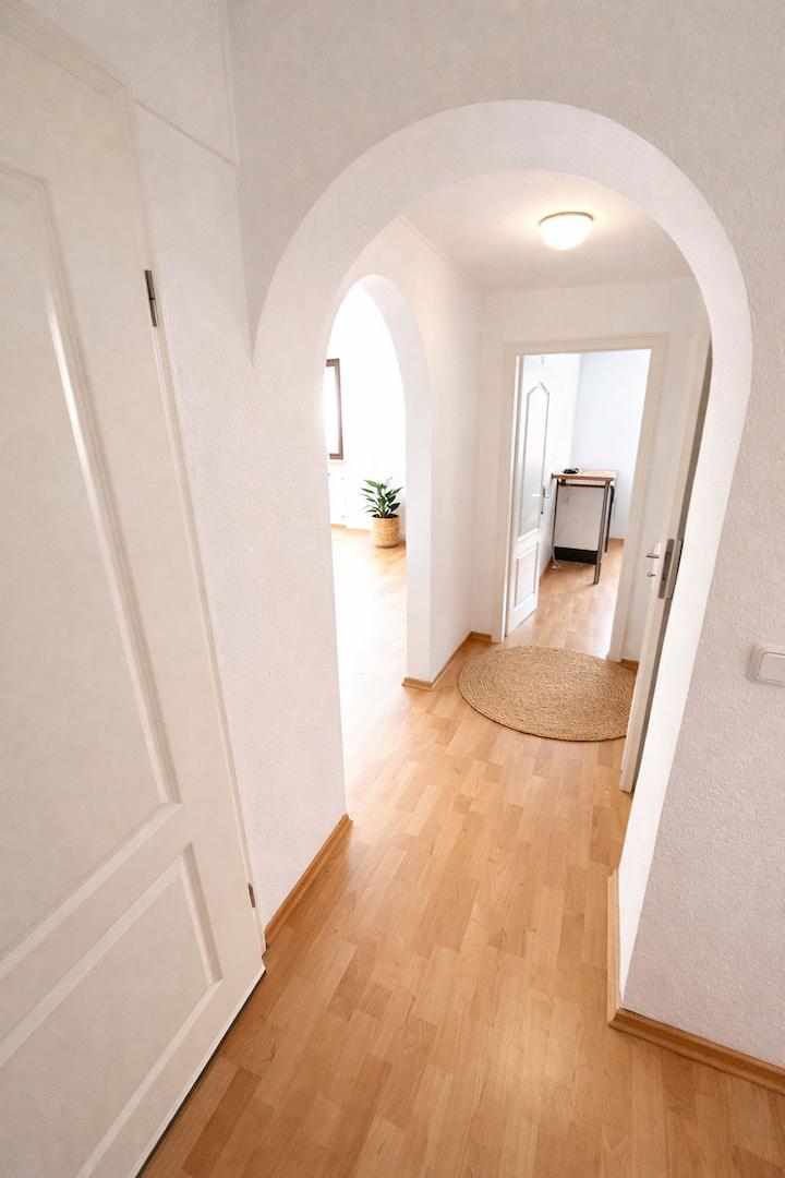 Heller, moderner Flur mit Bögen