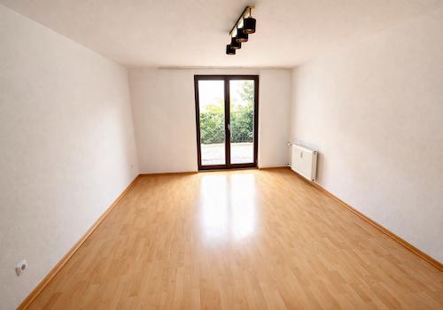 Helles Zimmer mit Blick auf Terrasse (1)