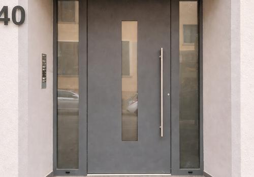 Moderne Wohnungseingang mit grauer Tür