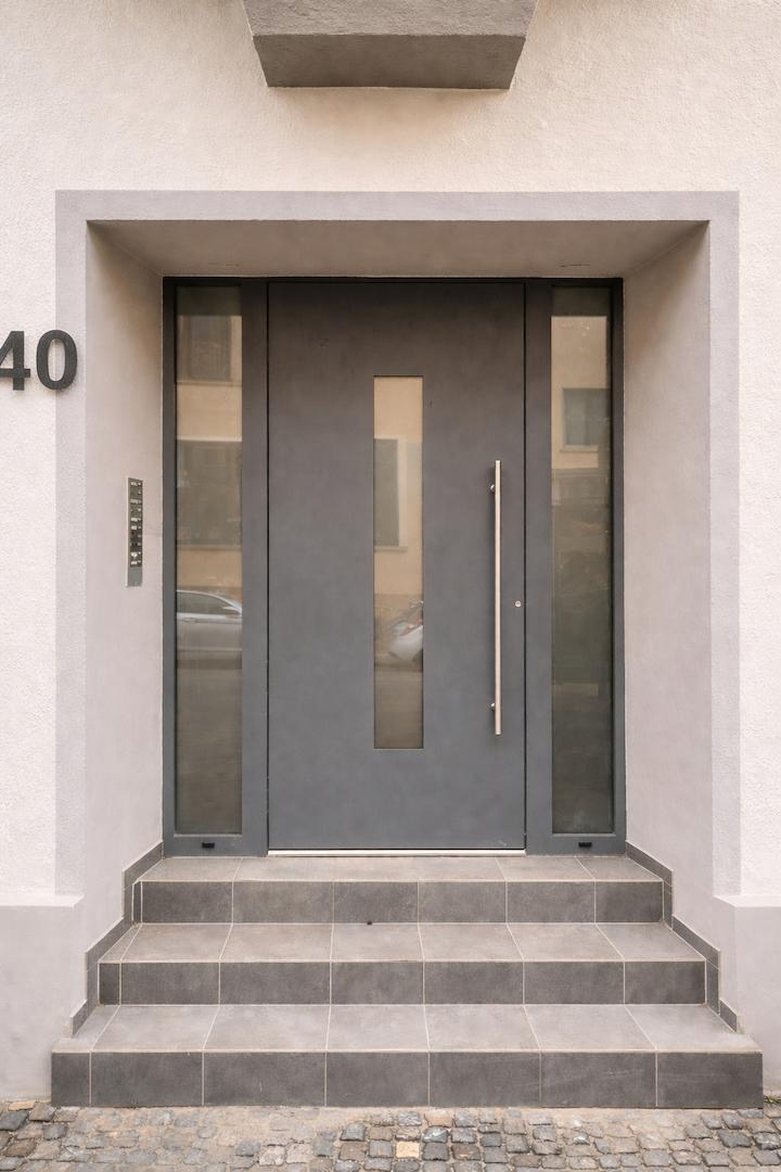 Moderne Wohnungseingang mit grauer Tür