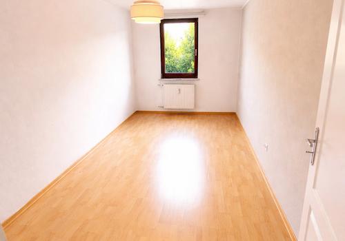 Helles, leeres Zimmer mit Fenster