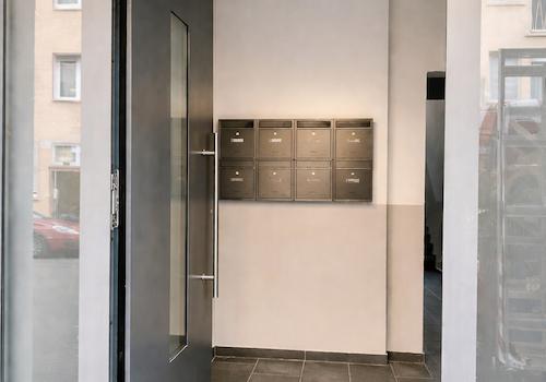 Moderne Eingangshalle mit Briefkästen