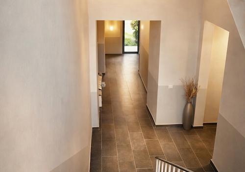 Moderne Treppe und einladender Flur