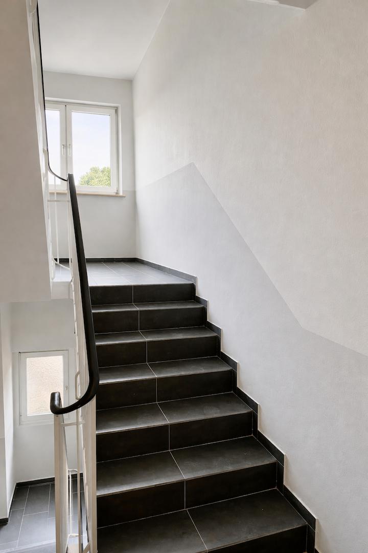 Moderne Treppe mit Tageslicht