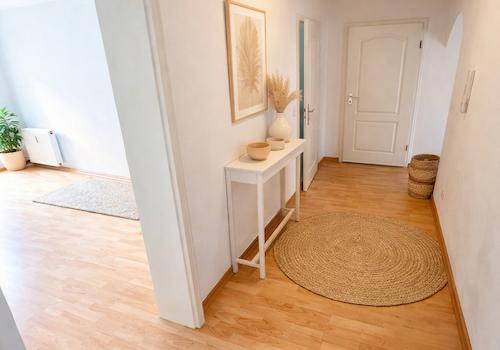 Heller Flur mit natürlichen Akzenten