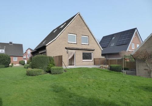 03_Haus Rückansicht und Garten