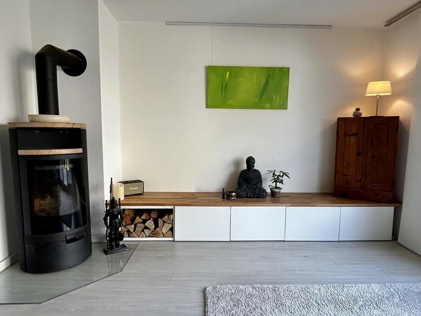 Wohnzimmer mit Holzofen