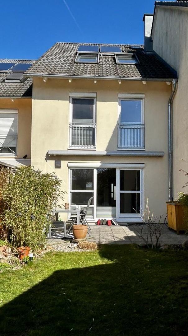 Grüner Garten zum Entspannen