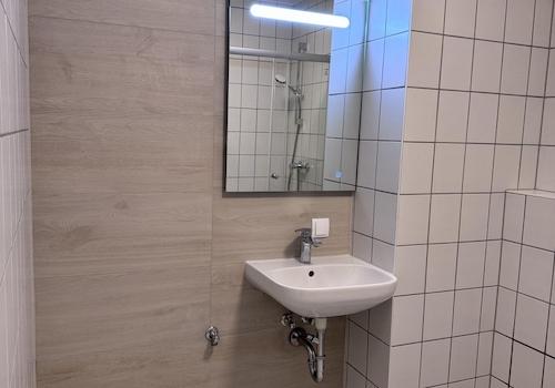 Bad: Waschtisch mit Spiegel