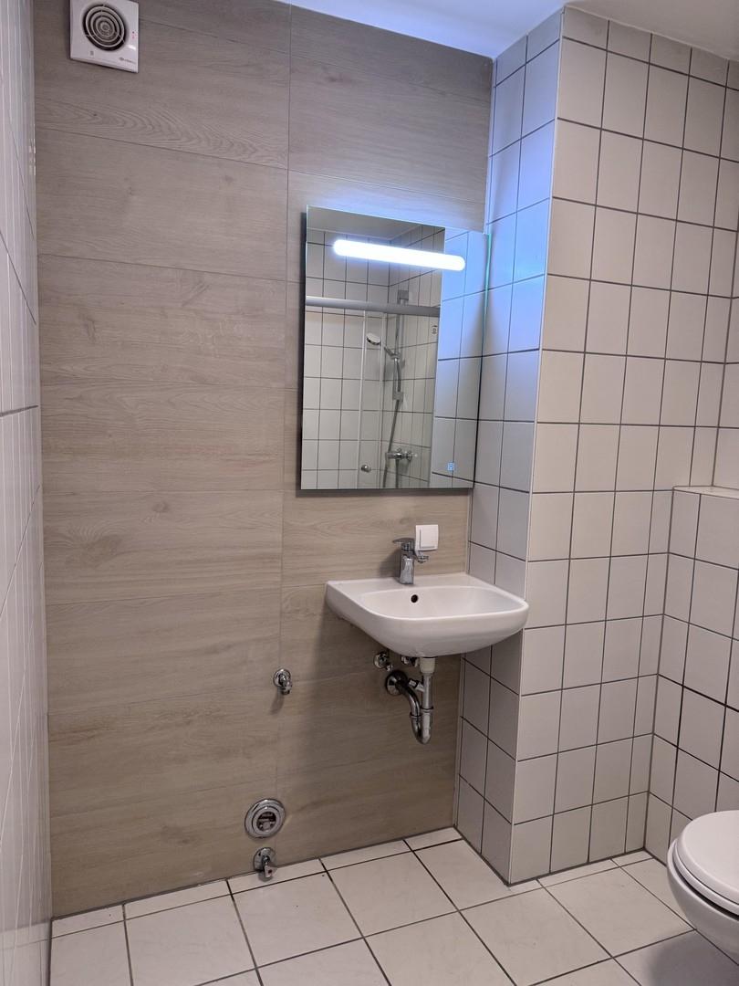 Bad: Waschtisch mit Spiegel