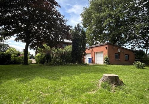 Blick vom Garten auf die Garagen