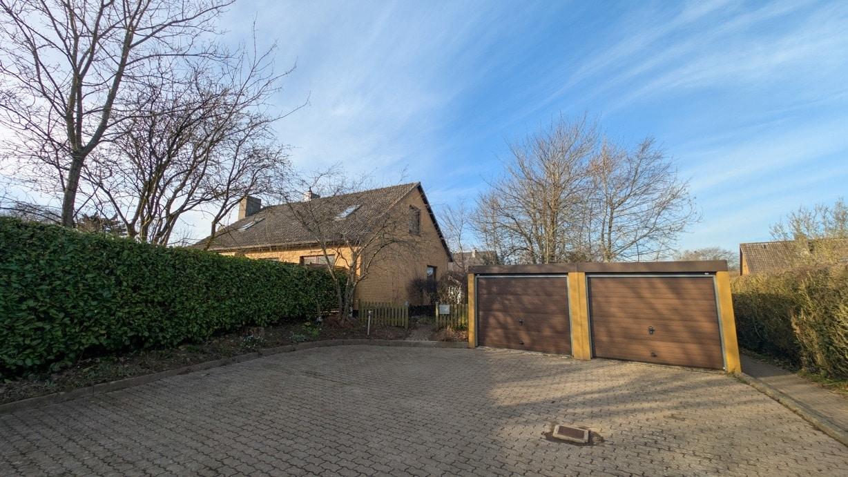 Auffahrt und Doppelgarage