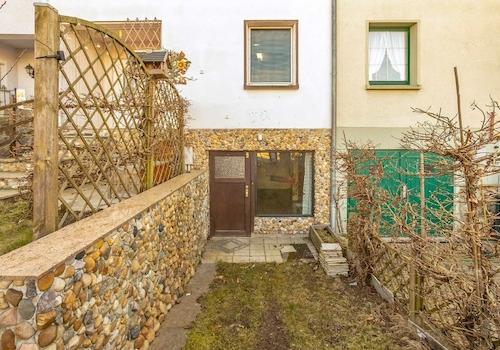 Separater Zugang zum Gewerberaum mit Schaufenster