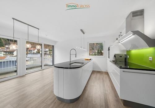 Moderne Küche mit Kücheninsel