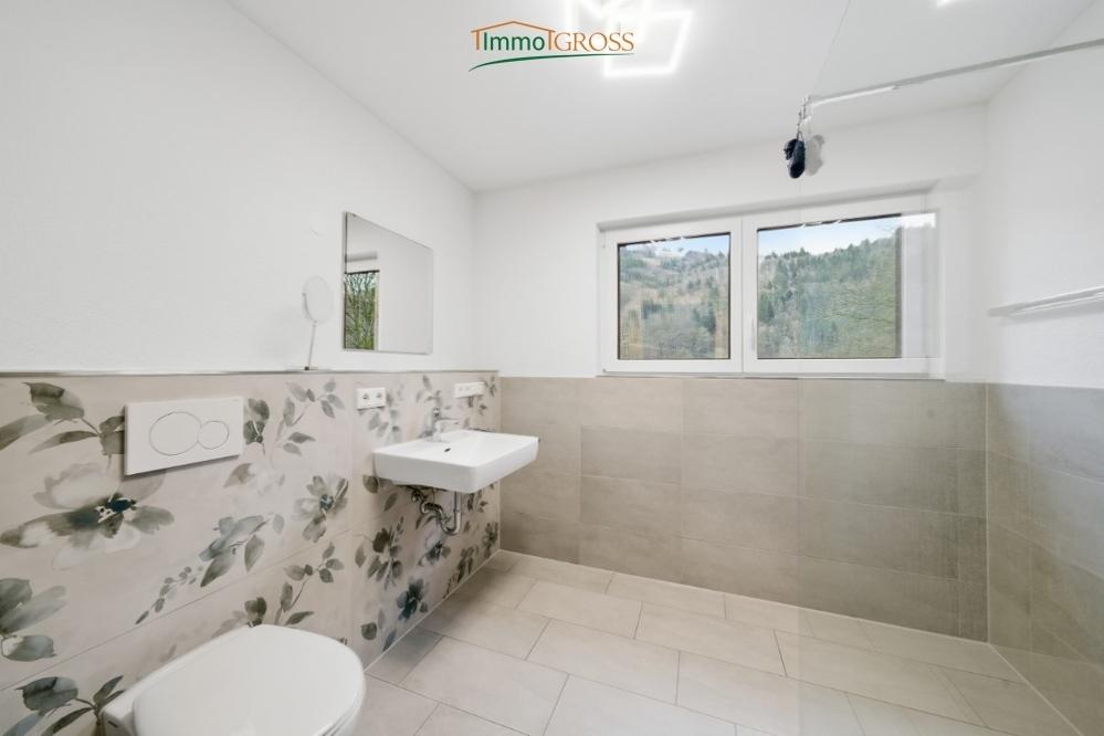Modernes Badezimmer mit bodentiefer Dusche