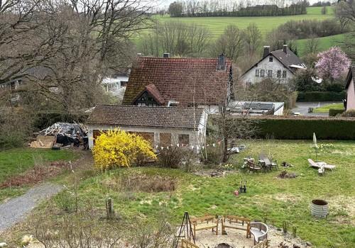 Blick vom Balkon in den Garten