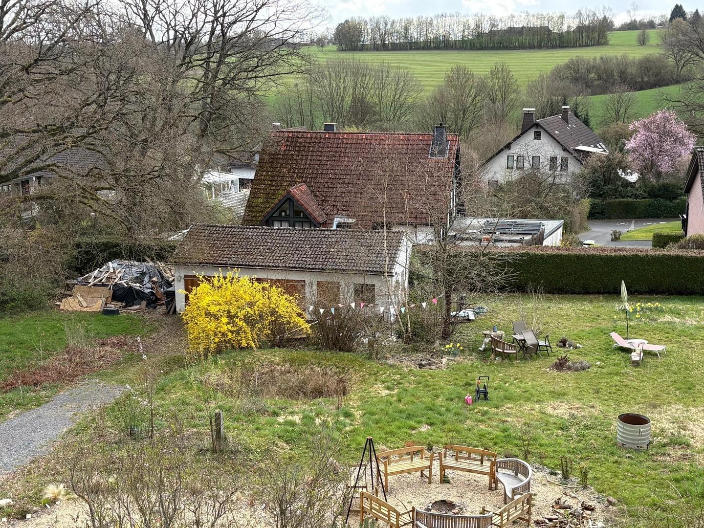 Blick vom Balkon in den Garten