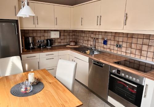 Küche mit Einbauküche