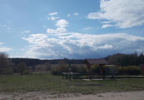Blick vom Dorf zum Forsthaus