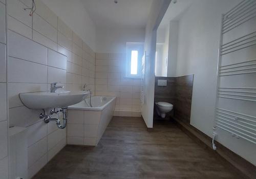 modernes Bad mit Fenster