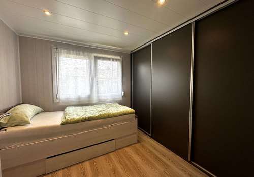 Schlafzimmer mit Einbauschrank und Fenster