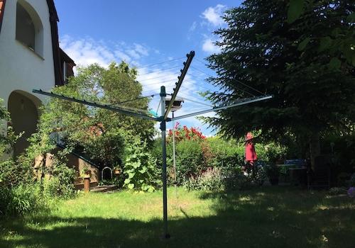 Sonnige Vorgartenansicht