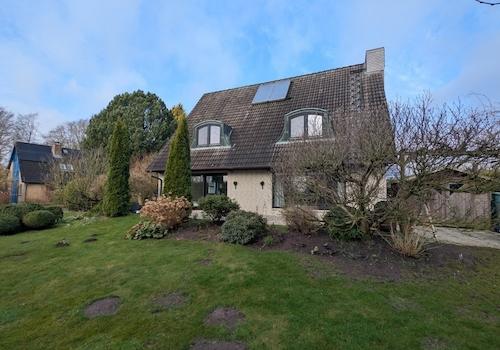 Terrasse und Gartenlaube aus Holz