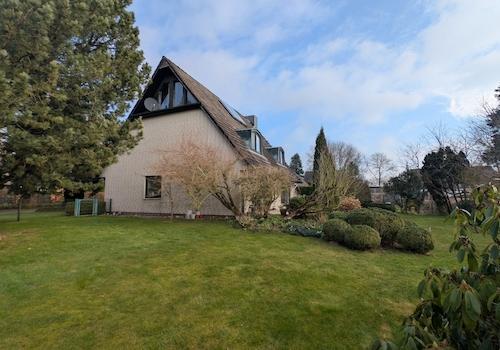 Seitliche Ansicht mit Garten