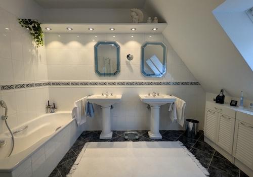 Bad mit Wanne und Dusche im Dachgeschoss