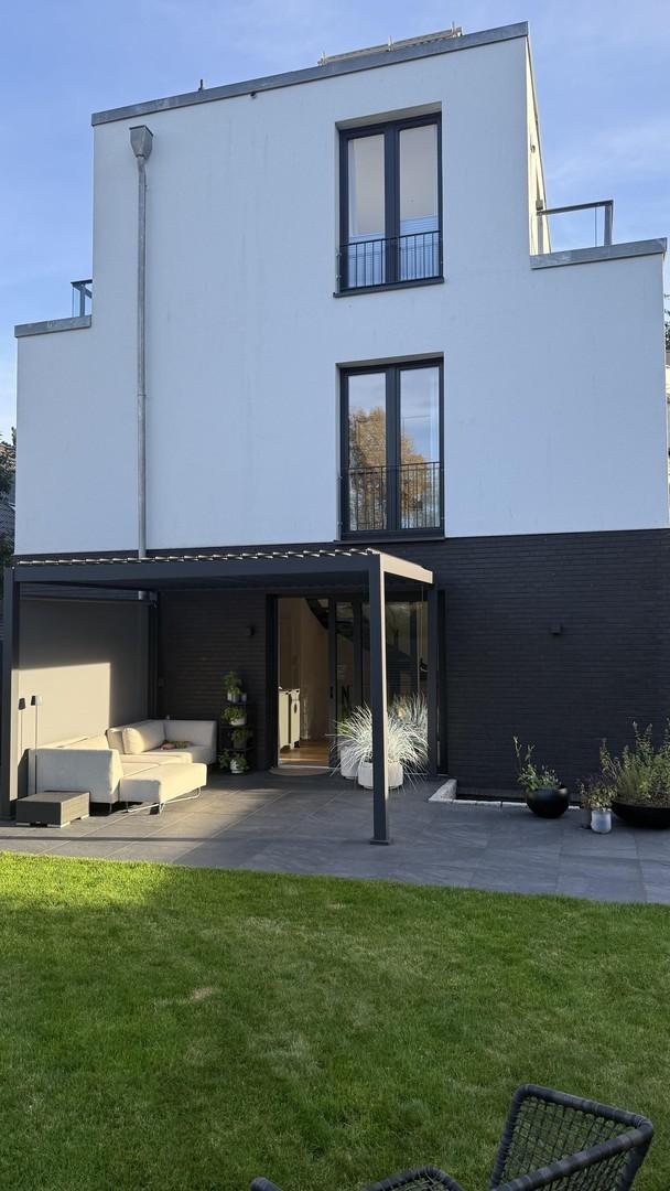 Hausansicht mit Terrasse