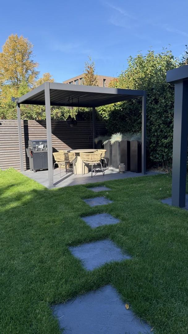 Überdachte Gartenlounge