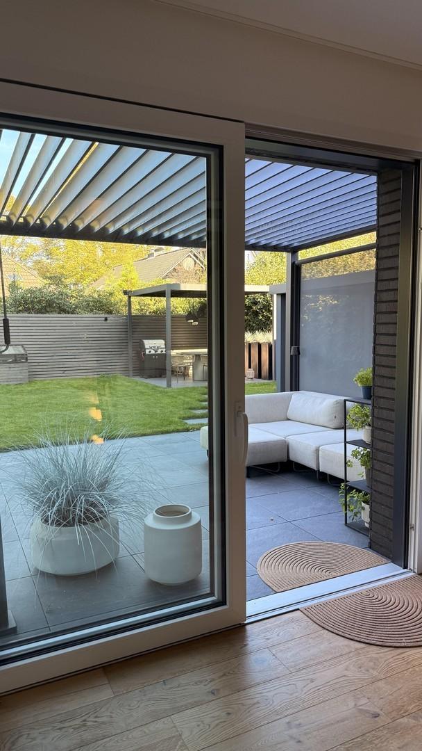 Überdachte Gartenlounge