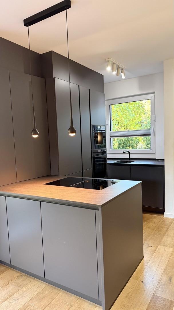 Designküche mit Fenster