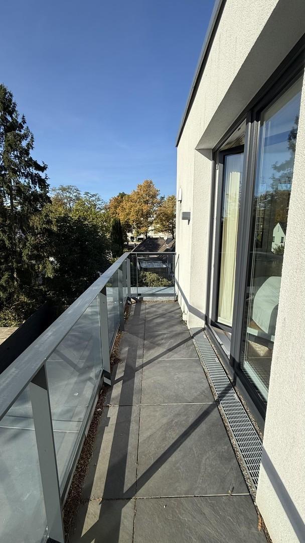 Sonniger Balkon m. Glasgelände