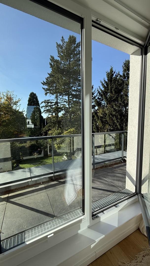Heller Balkon mit Ausblick