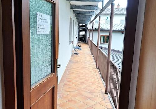 Zugang zu den Zimmern im 1. OG