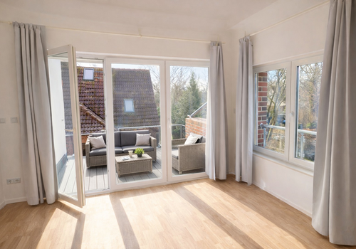 Wohnbereich mit Balkonansicht