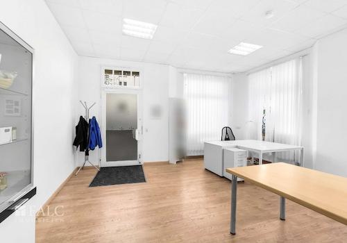 Großes Büro im Vorderbereich