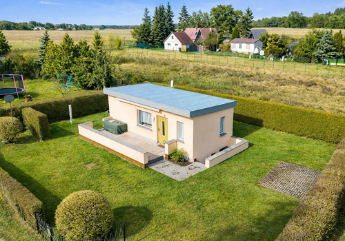 Sommerhaus im Garten mit Trampolin