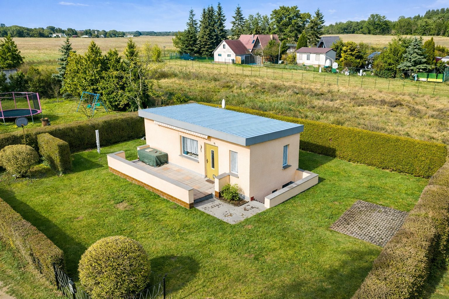 Sommerhaus im Garten mit Trampolin