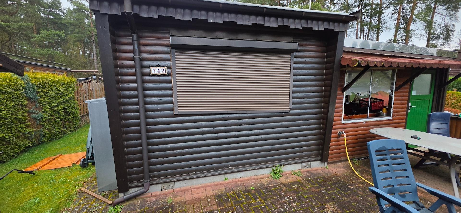 Ansicht vom Carport aus auf das Mobilheim