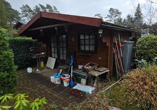 Gartenhaus von der Terrasse aus